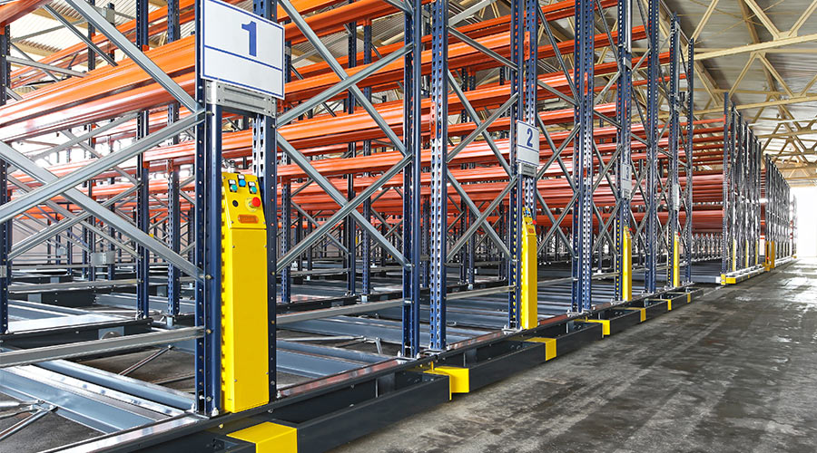 mobile packing system in a cold storage warehouse
